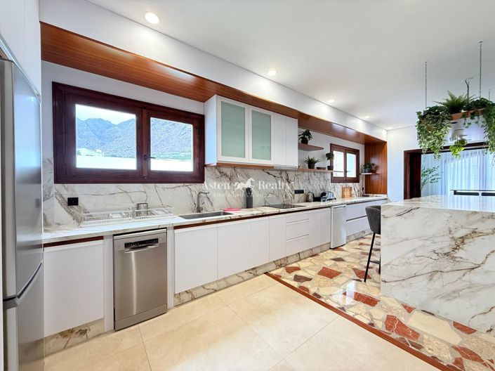 Image No.8-8 Bed Villa for sale