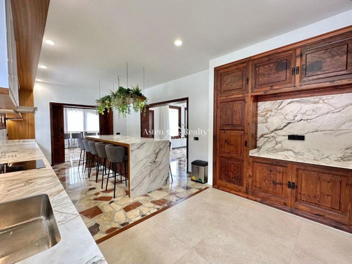 Image No.9-8 Bed Villa for sale