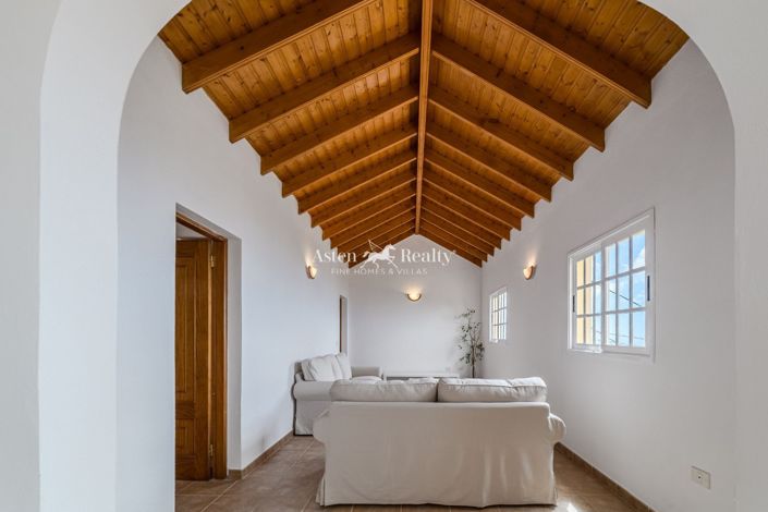 Image No.14-3 Bed House for sale