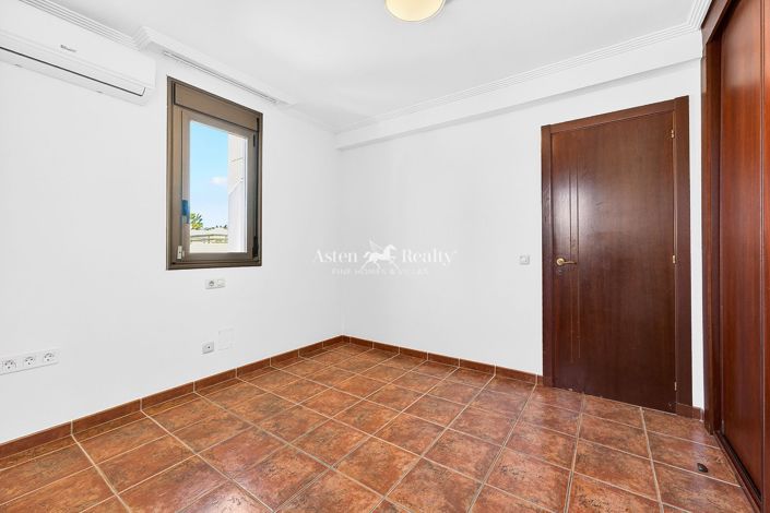 Image No.17-3 Bed House for sale