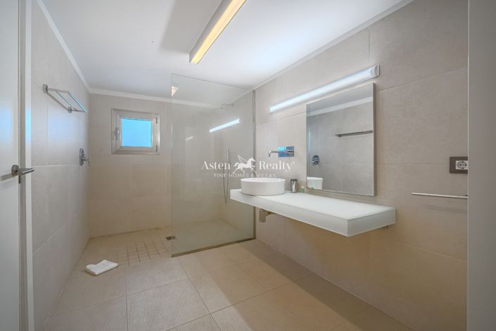 Image No.36-5 Bed Villa for sale