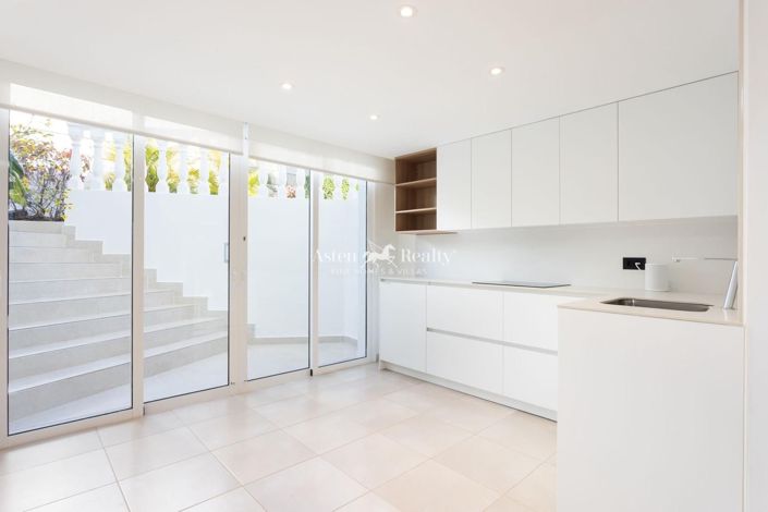 Image No.36-5 Bed Villa for sale