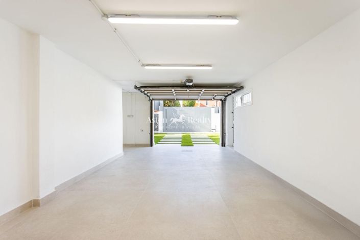 Image No.42-5 Bed Villa for sale