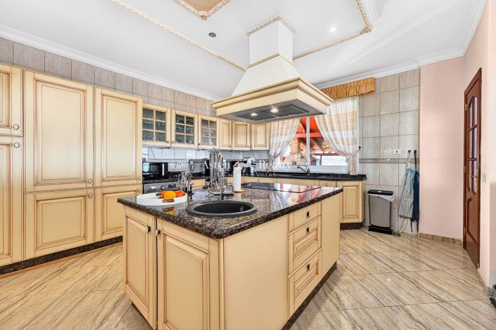 Image No.10-14 Bed Villa for sale