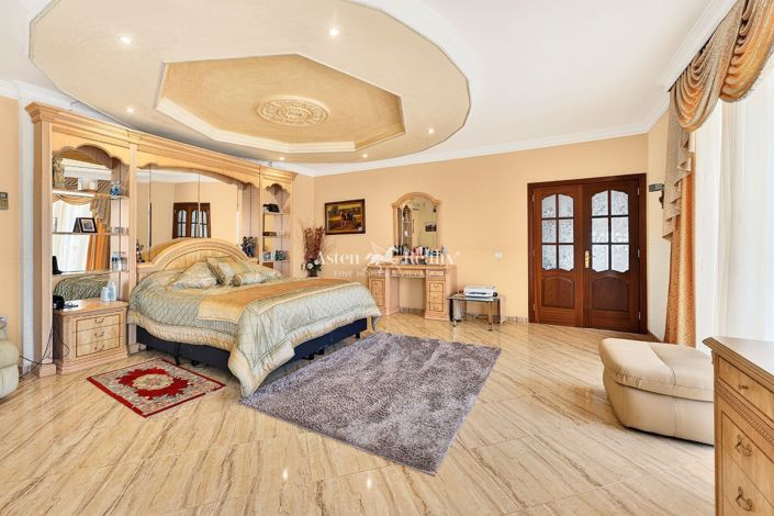 Image No.16-14 Bed Villa for sale