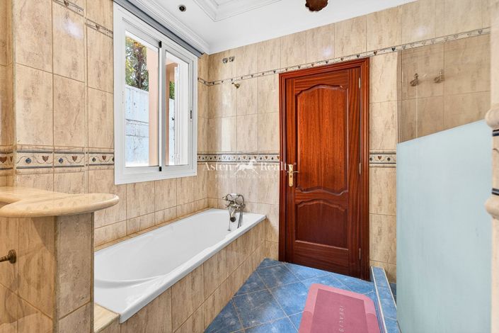 Image No.20-14 Bed Villa for sale