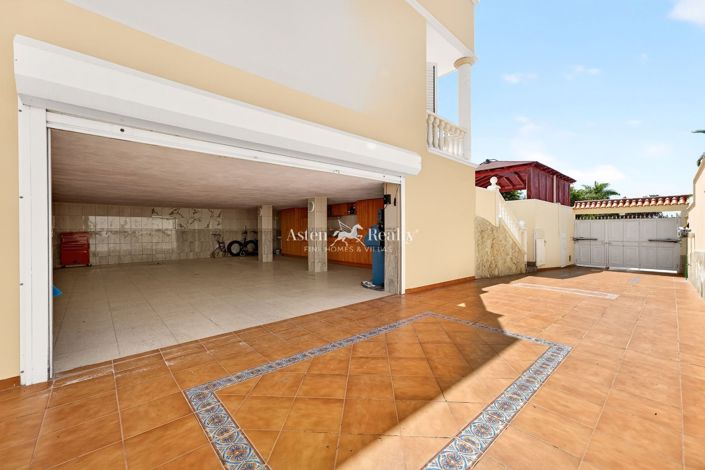 Image No.40-14 Bed Villa for sale