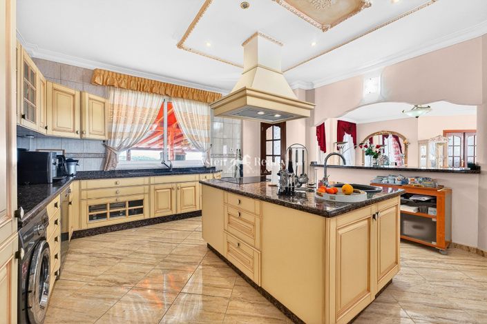 Image No.9-14 Bed Villa for sale