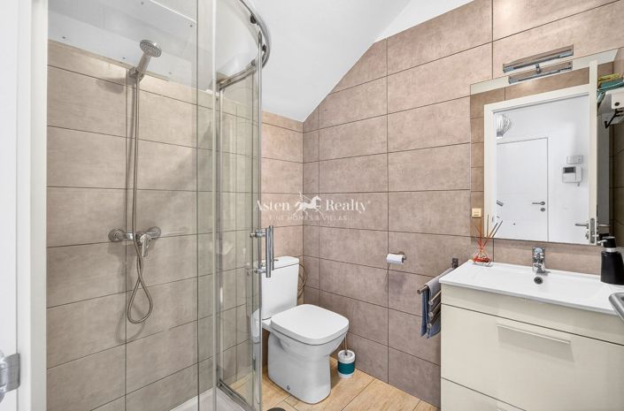 Image No.11-3 Bed House for sale