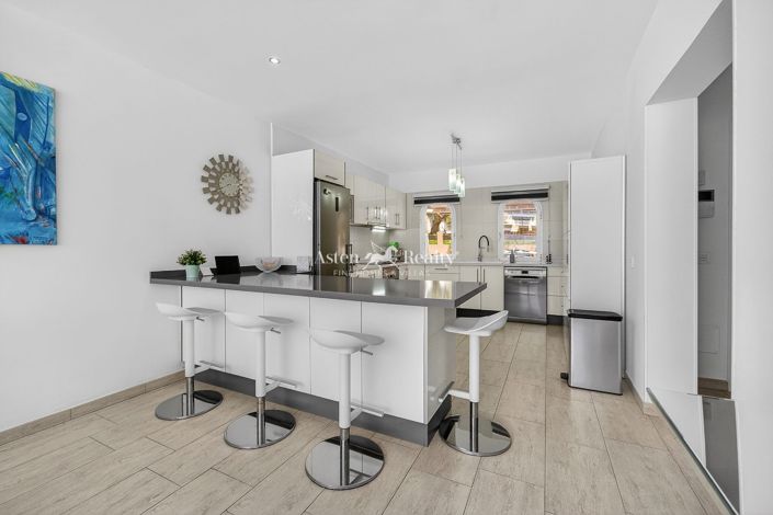 Image No.8-3 Bed House for sale