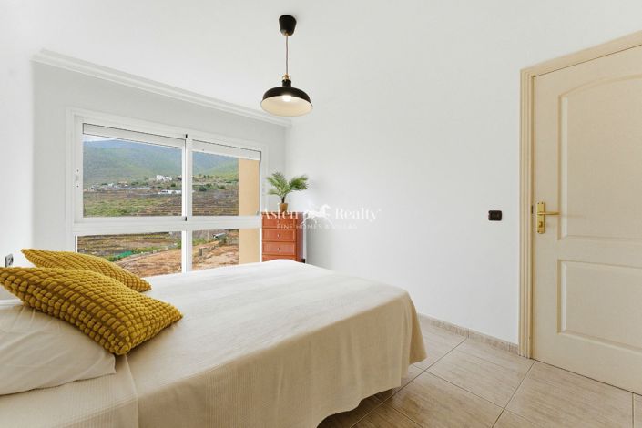 Image No.24-3 Bed Flat for sale