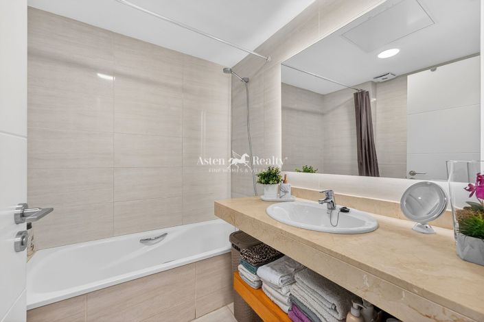 Image No.20-4 Bed House for sale