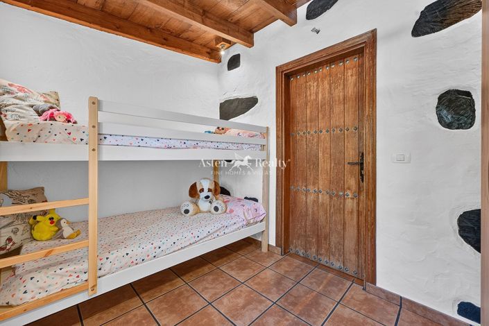 Image No.17-3 Bed House for sale