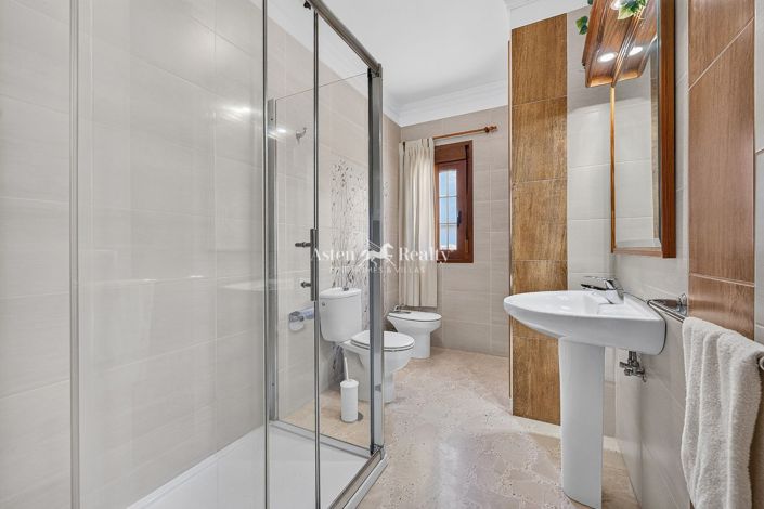 Image No.17-4 Bed House for sale