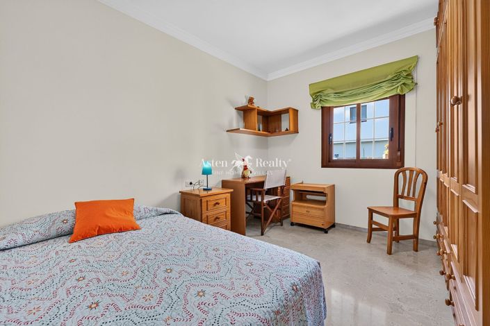 Image No.18-4 Bed House for sale