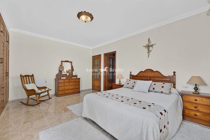 Image No.22-4 Bed House for sale