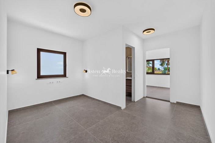 Image No.27-5 Bed Villa for sale