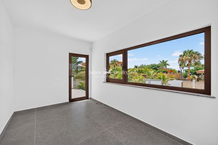Image No.29-5 Bed Villa for sale