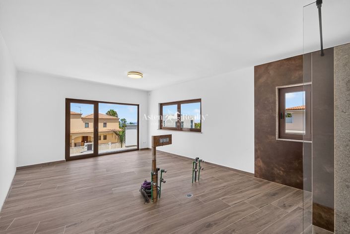 Image No.9-5 Bed Villa for sale
