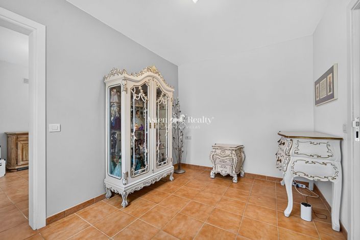 Image No.13-2 Bed House for sale