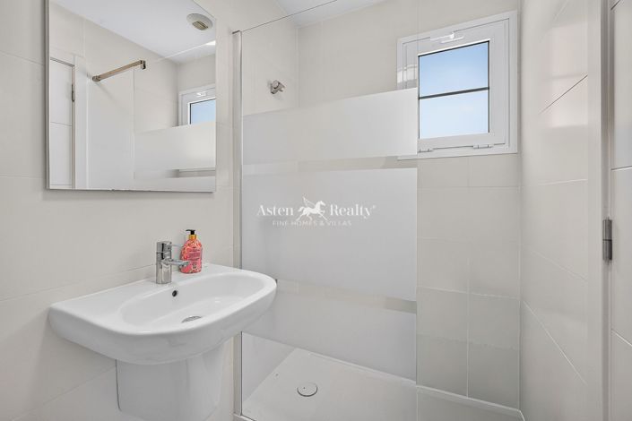 Image No.10-3 Bed House for sale