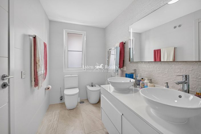 Image No.14-3 Bed House for sale