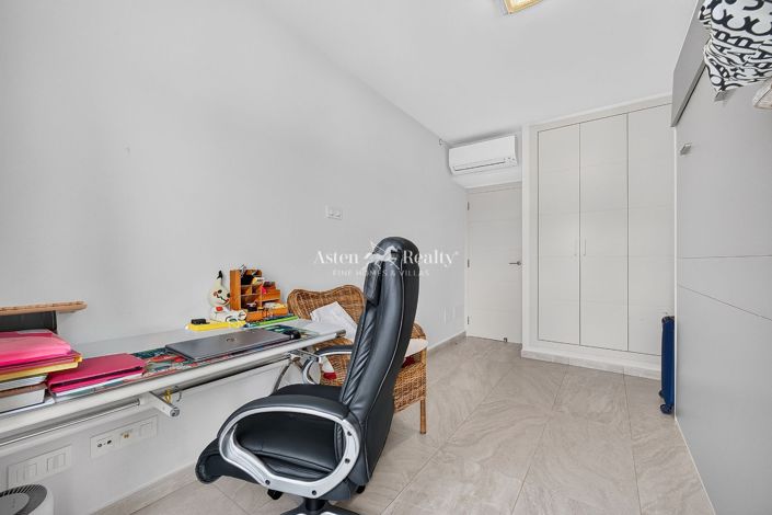 Image No.19-3 Bed House for sale