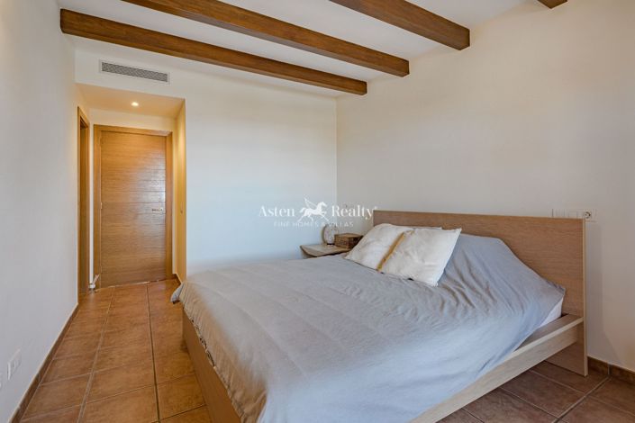 Image No.19-3 Bed House for sale
