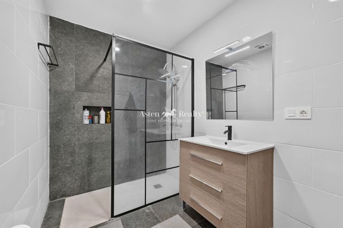 Image No.17-3 Bed House for sale