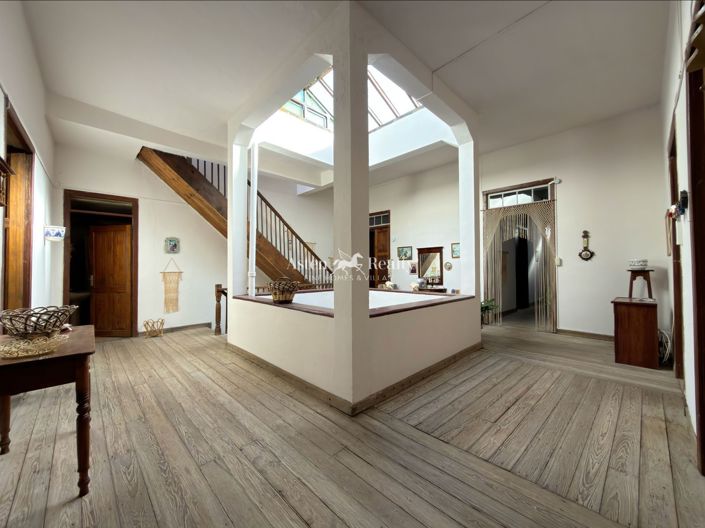 Image No.2-10 Bed House for sale