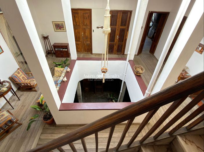 Image No.5-10 Bed House for sale