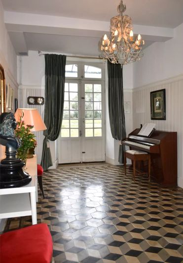 Image No.6-8 Bed Chateaux for sale