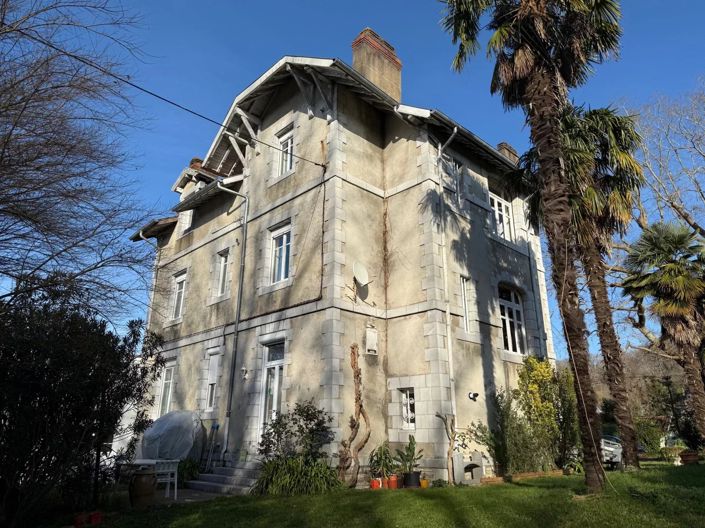 Image No.1-8 Bed House for sale