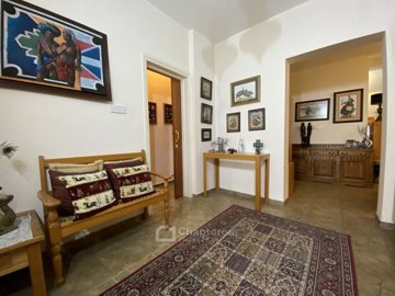 Bungalow For Sale  in  Peyia
