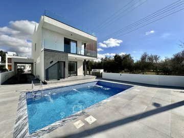 Detached Villa For Sale  in  Chlorakas