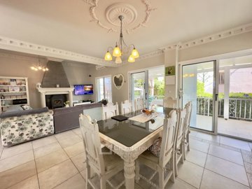 Bungalow For Sale  in  Peyia