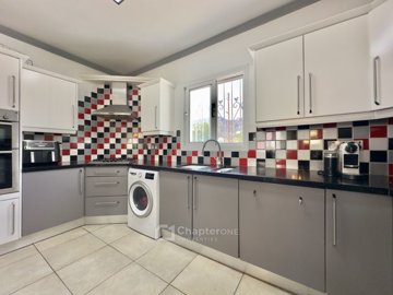 Bungalow For Sale  in  Peyia
