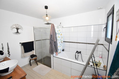 maison-rcente-avec-piscine-et-tang-30large