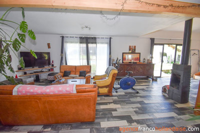 maison-rcente-avec-piscine-et-tang-28large