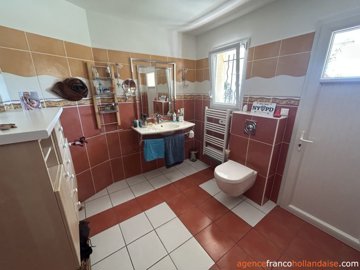 gelijkvloerse-villa-met-gte-zwembad-en-4-ha-1