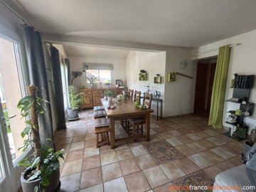 gelijkvloerse-villa-met-gte-zwembad-en-4-ha-7