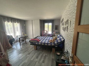 gelijkvloerse-villa-met-gte-zwembad-en-4-ha-2