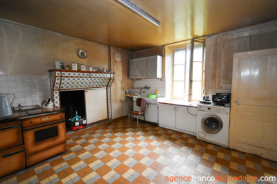 fraai-ensemble-met-bron-en-bijna-4-hectare-92