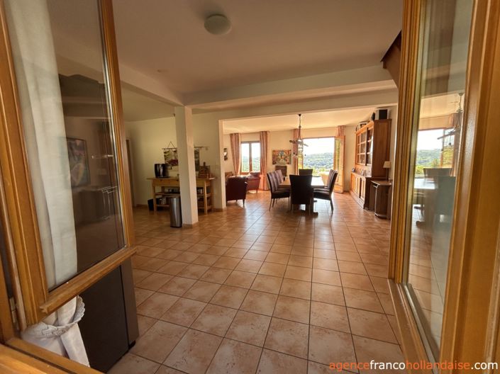 Image No.8-5 Bed House for sale