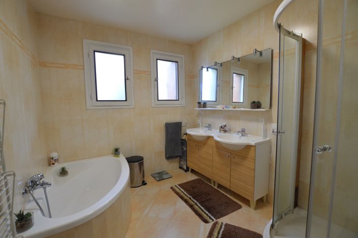 Image No.17-3 Bed Country House for sale