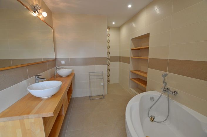 Image No.18-7 Bed Property for sale