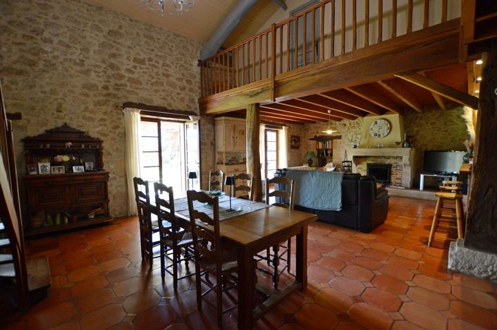 Image No.10-6 Bed Property for sale