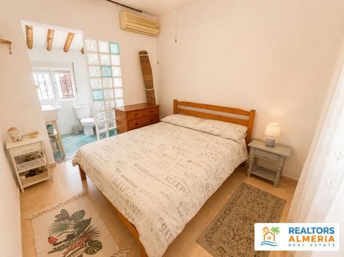 Image No.25-2 Bed Townhouse for sale