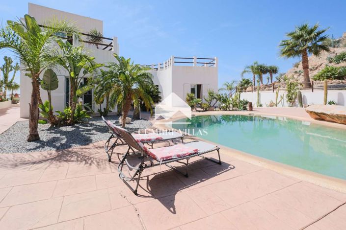 Image No.10-8 Bed Villa for sale