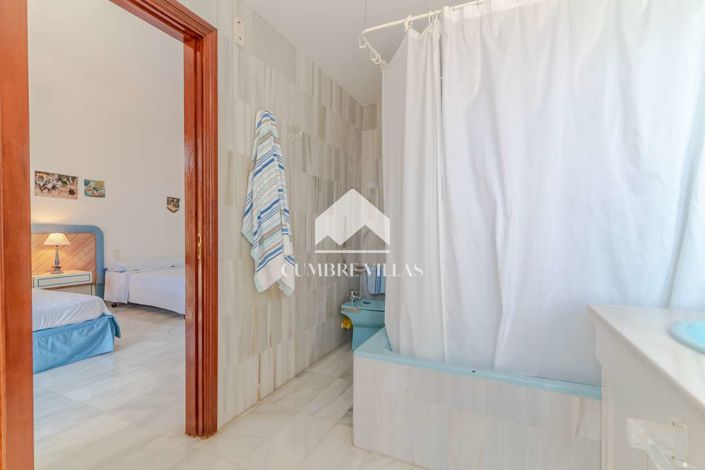 Image No.100-11 Bed Villa for sale